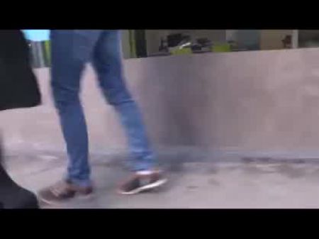 le encanta mostrar su cuerpo desnudo por la calle 