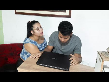 minha meia-irmã me faz um boquete enquanto estou na aula virtual 
