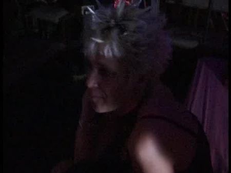 blonde MILF angesprochen auf der Straße im Club 