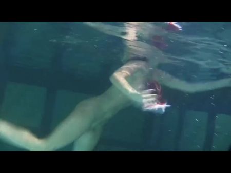 siskina y polcharova se desnudan bajo el agua 