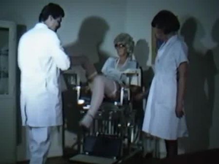 Geile deutsche Frau lässt ihre feuchten Löcher von einem Arzt und einer Krankenschwester untersuchen 