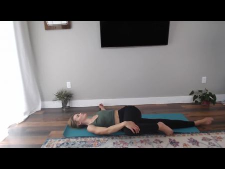 chica sexy haciendo yoga y masturbarse 