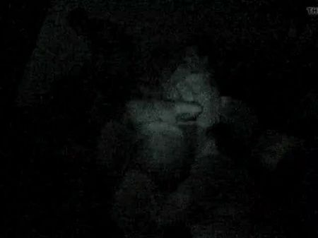 Frau im Erwachsenenkino mit dem Finger gefickt 