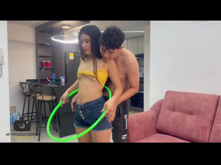我害羞的继妹想成为一名体操运动员，我帮助她给她一生中最好的性交。 