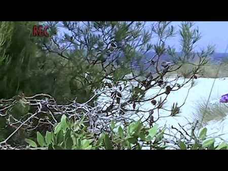 海滩荡妇贝阿塔独自在沙丘中