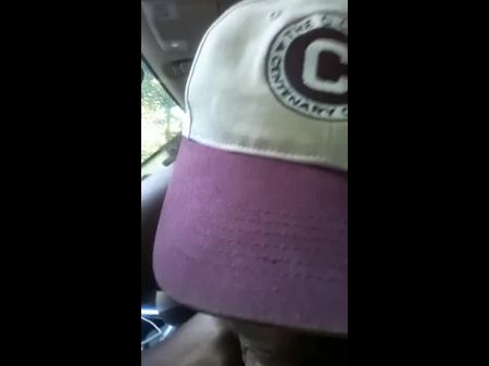 schwarze Frau schluckt Sperma im Mund im Auto 