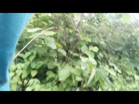 La joven pareja casada de Indian Desi Village no podía divertirse en casa, así que se divirtió al máximo en la jungla. 
