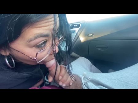 maya se sube al auto de un extraño y se los follan en la carretera 