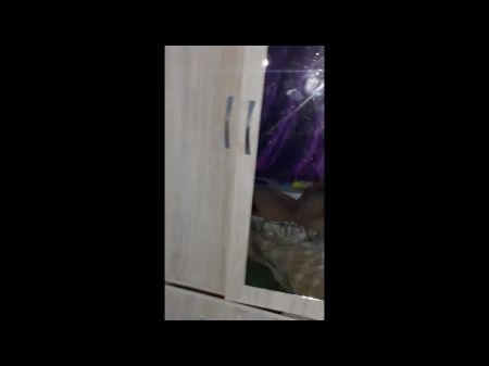 一场盛大的聚会后，侄子利用了他的阿姨
