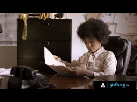 المحققة تمارس الجنس العنيف مع زميلتها على مكتبهم في مركز الشرطة 
