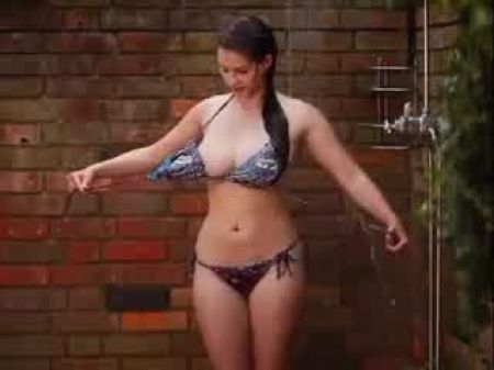 chica muy caliente bañándose desnuda en público 
