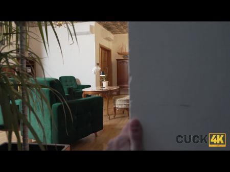 cuck4k。紧致的阴户正在接受陌生人的鸡巴，因为她丈夫的阴茎很小