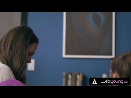 gia derza 偷偷溜进女友房间，吃掉她的阴部并用手指用力操弄她的阴户 