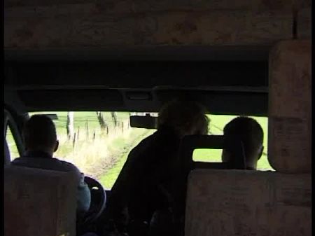 Die Jungbaeuerin wollte unbedingt den Camper von innen sehen 