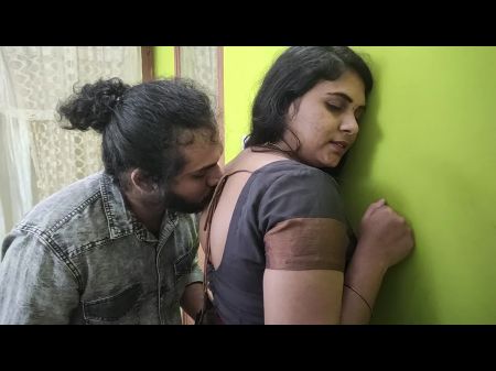 lamida de culo vaishnavy en sari por sharun raj, pareja mallu romance de culo sari caliente, beso y frotamiento de culo de chica caliente por chico mallu, romance 