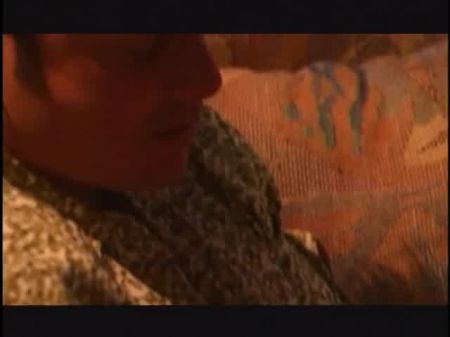金发女郎，短发和惊人的山雀让她的阴部被舔和性交