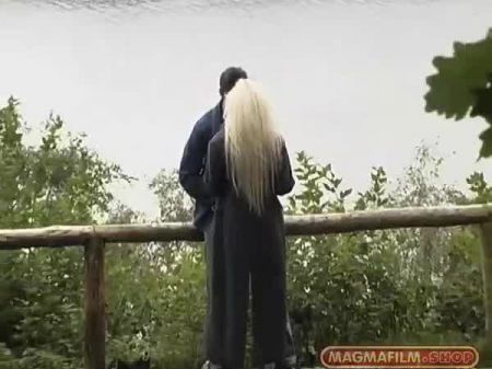 Sex im Freien mit einer deutschen Blondine aus der Perspektive eines Spanners. Der Spanner bekommt am Ende sogar einen Blowjob... 