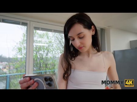 Mama4k. Die reife Tschechin Janet Alfano begann eine heiße Dusche zu nehmen und fickte schließlich einen jungen Schwanz 