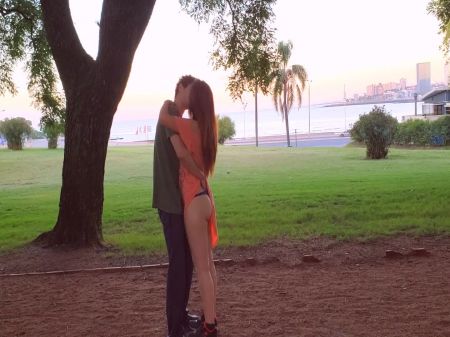 encuentro romántico y apasionado en el parque 