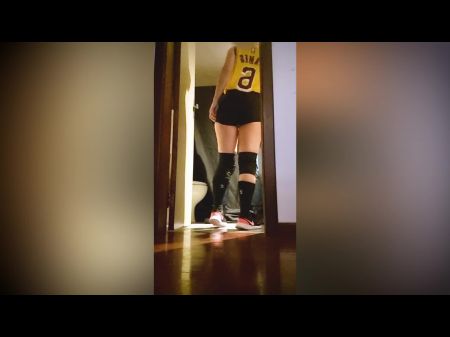 Jugador de baloncesto le hace una mamada al entrenador en el baño del gimnasio. 