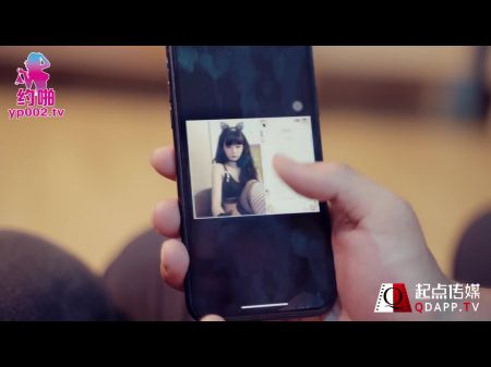 三人组两男一女大奶亚洲女孩同时和两个鸡巴玩得很开心。第一个男孩射在乳房上，第二个男孩射在屁股上 