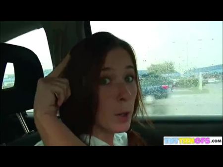 بروكسكي بالإصبع كس الرطب على السيارة بينما تمطر خارج 