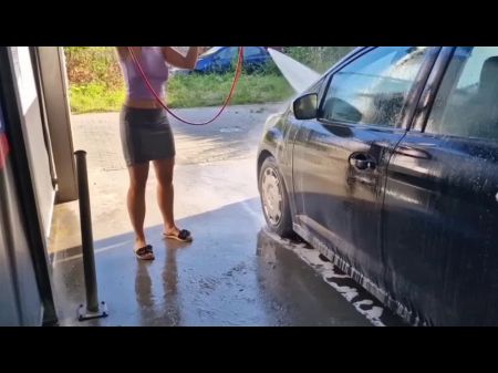 me dispo enquanto lavo o carro no lava-rápido, mostrando meus peitos e buceta em público 