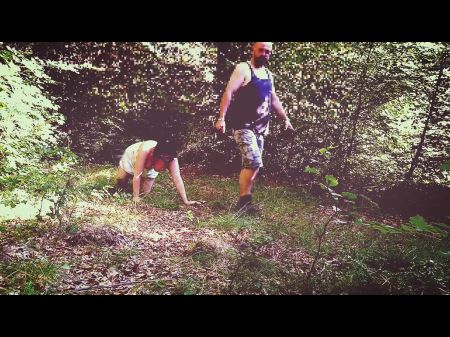 esposa sumisa entrena en el bosque 