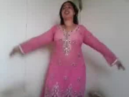 رقصة الشميلة الباكستانية في مدينة كراتشي 