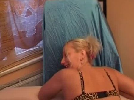 大胸金发女郎德国熟妇在热性交后吃暨