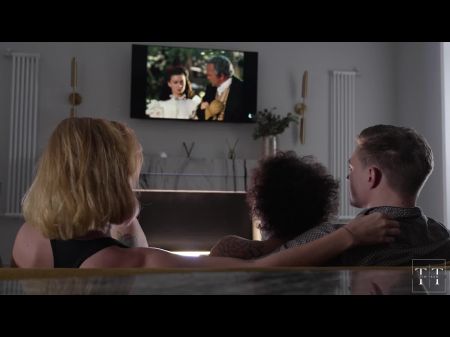 ضيف شقي. شقراء استفزازية تتوسل لذلك الفريق الكبير 4k hd tim 