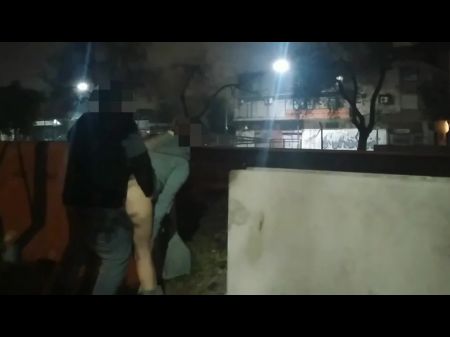 chica exhibiéndose desnuda en la calle follando en publico voyeurs y atrapada por la policía 