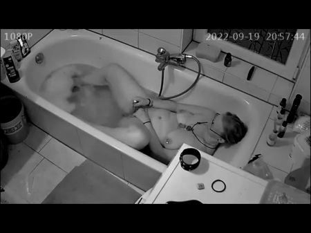 视频聊天时摄像头捕捉到熟女在浴缸里自慰 