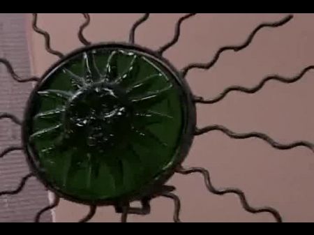顶级辣妹在热辣的三人行动作中共享大鸡巴 