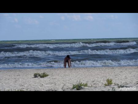 Public Hump At The Beach - Ikellywhite