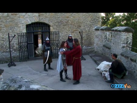 princesa guerrera es follada en grupo después de una pelea de espadas en las paredes 