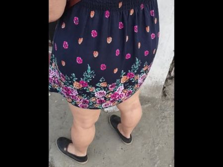 أقابل امرأة ناضجة في تنورة قصيرة في الشارع 