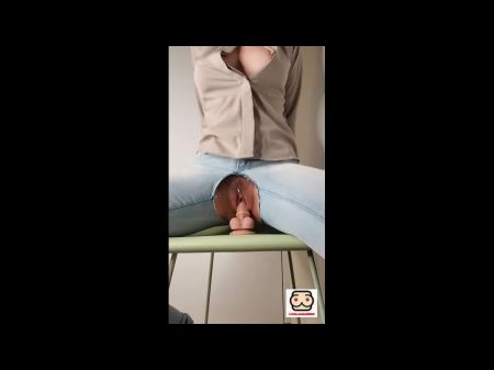 Mein Chef ist im Nebenzimmer, hoffentlich erwischt er mich nicht... 