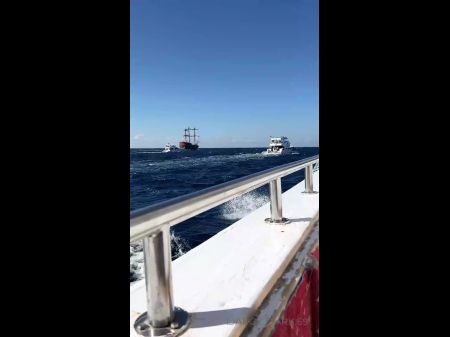 un hombre rico visitó su yate 