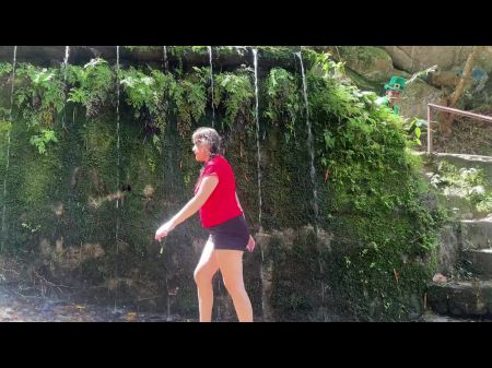 小妖精发现一个在树林里迷路的女孩，他没有帮助她，而是在河中央给了她一次美味的性交。 