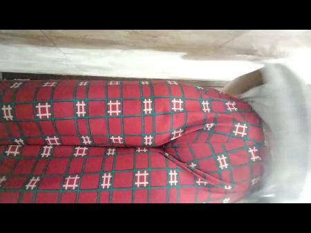 joven linda chica bañándose en casa india india linda chica desi 