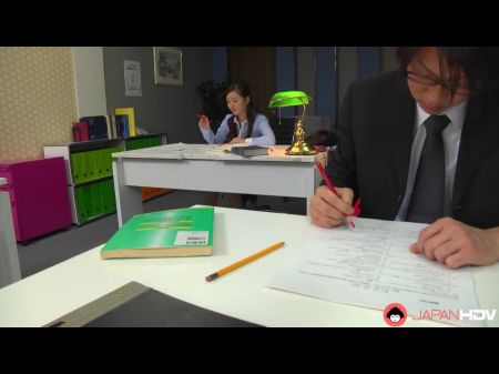 La profesora japonesa maria ono le mama la polla a un estudiante sin censura. 