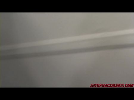 jacky joy se deja engañar para chupar una gran polla negra 