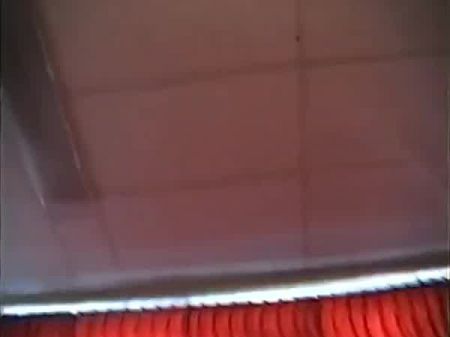 hago probar mi polla a la tetona natascha, una rubia a la que le encanta la masturbación y me lame la cabeza con avidez 