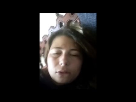 mujer gorda fea masturbándose en su cama 