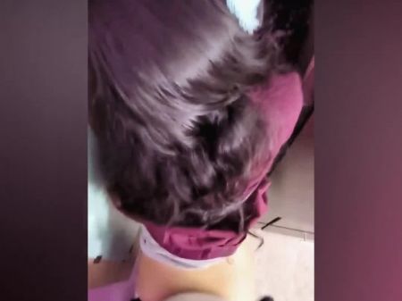 当她放学回家时，她的邻居偷偷地记录了一切