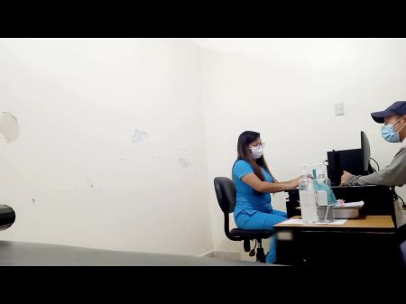 هذه الطبيبة المثيرة التي لا تتورع عن أي وازع توافق على عمل إباحية محلية الصنع مع مريضها الذي تستشيره 