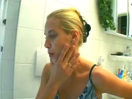 来自德国的美丽金发美女剃毛以取悦她的男人