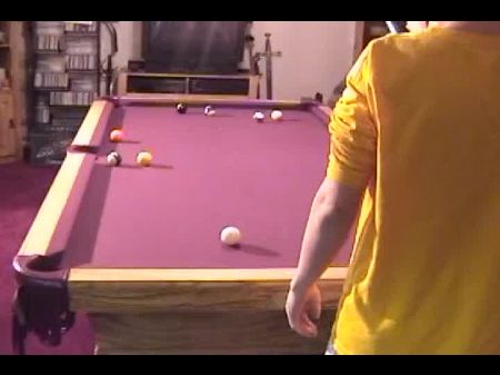 pareja cachonda jugando al billar antes de golpear 