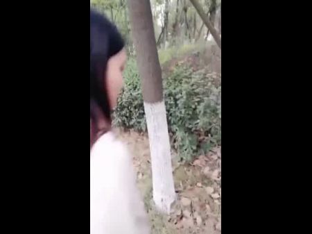 Une Avaleuse Chinoise Baisee Dans Un Bois